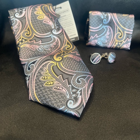 Elegant Paisley Tie Set in Black and Gold - Picture 4 of 5